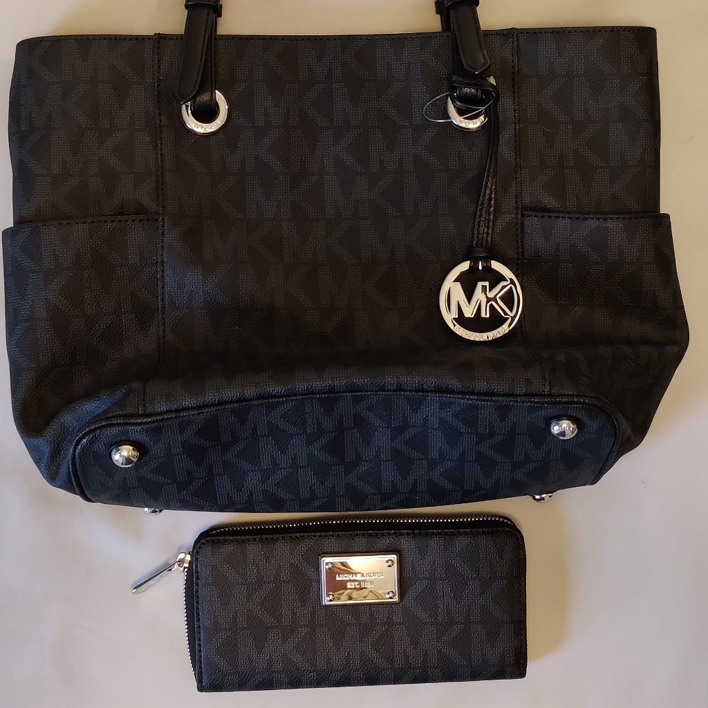 Like New! Michael Kors Purse And Wallet
